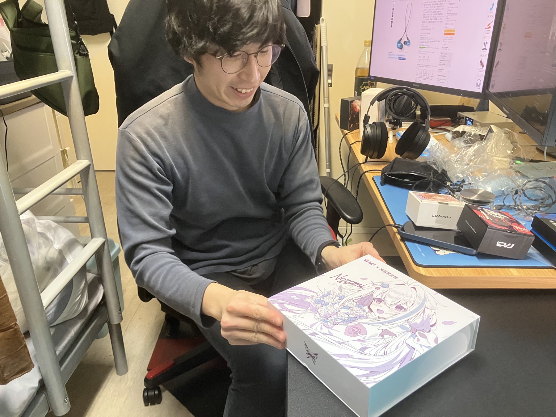 自室のデスクでCVJ NOZOMIの箱を開けるタケさん