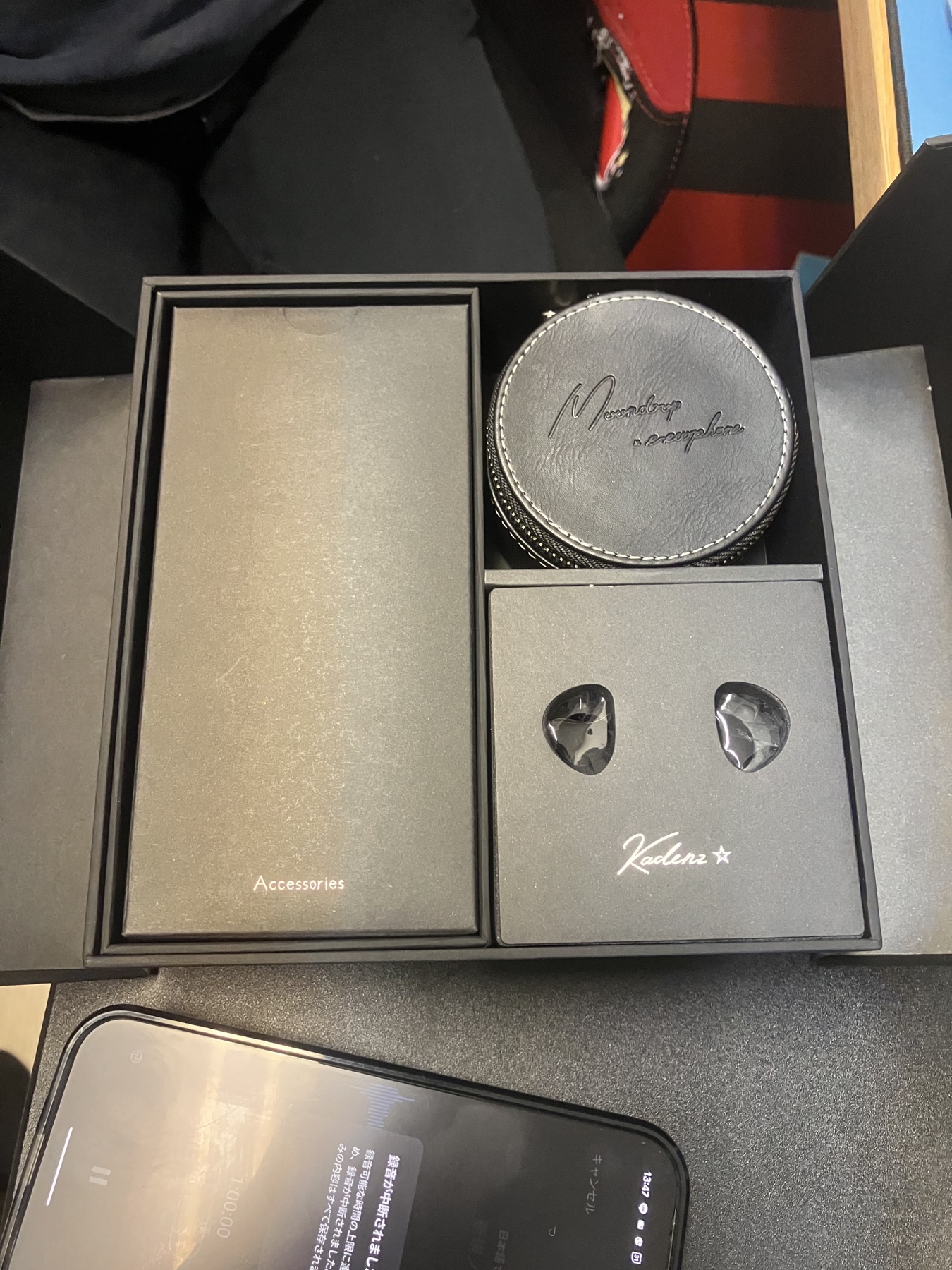 箱を開けたMOONDROP KADENZと付属の丸型イヤホンケース